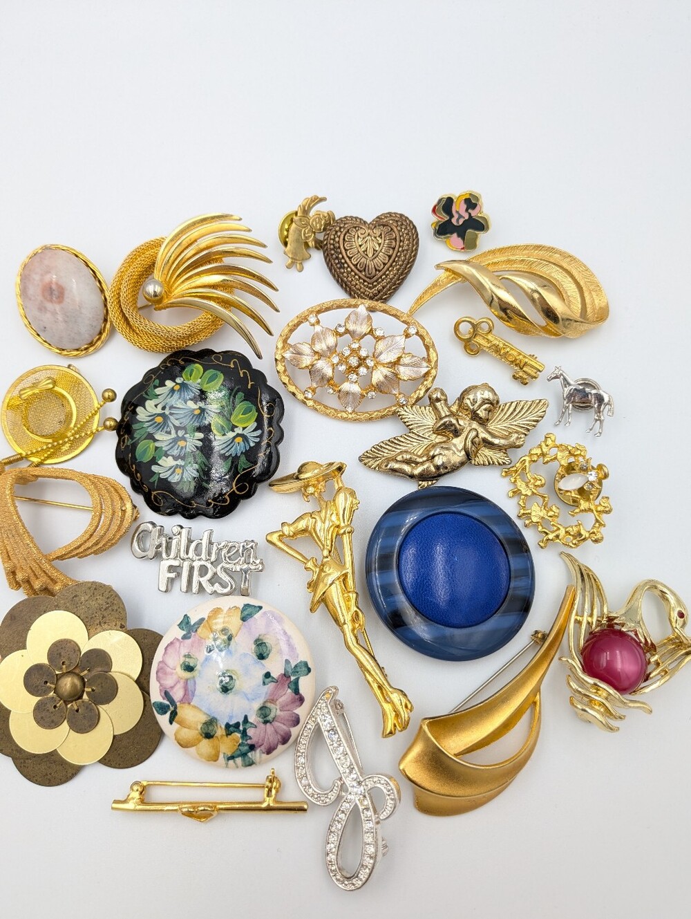 Lot of vintages brooches, perfect for resellers